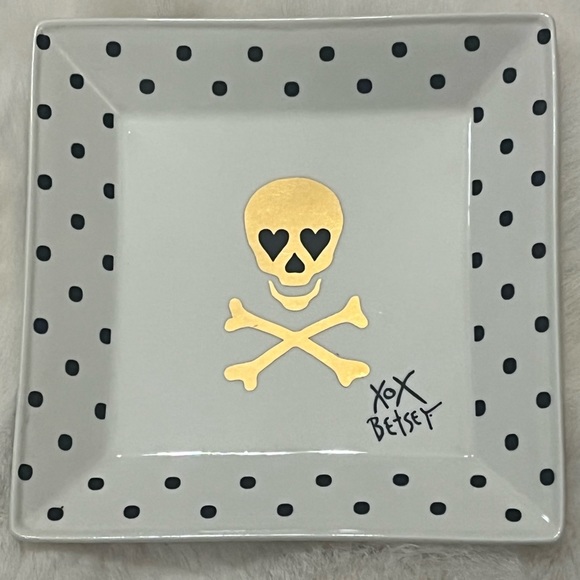 Betsey Johnson Jewelry - NWT* Betsey Johnson XOX Trinket Tray with Gold Skull and Crossbones